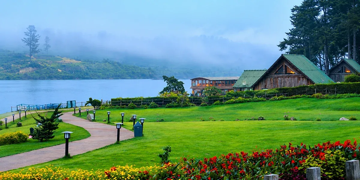 Misty hills, a lake and gardens in Nuwara Eliya